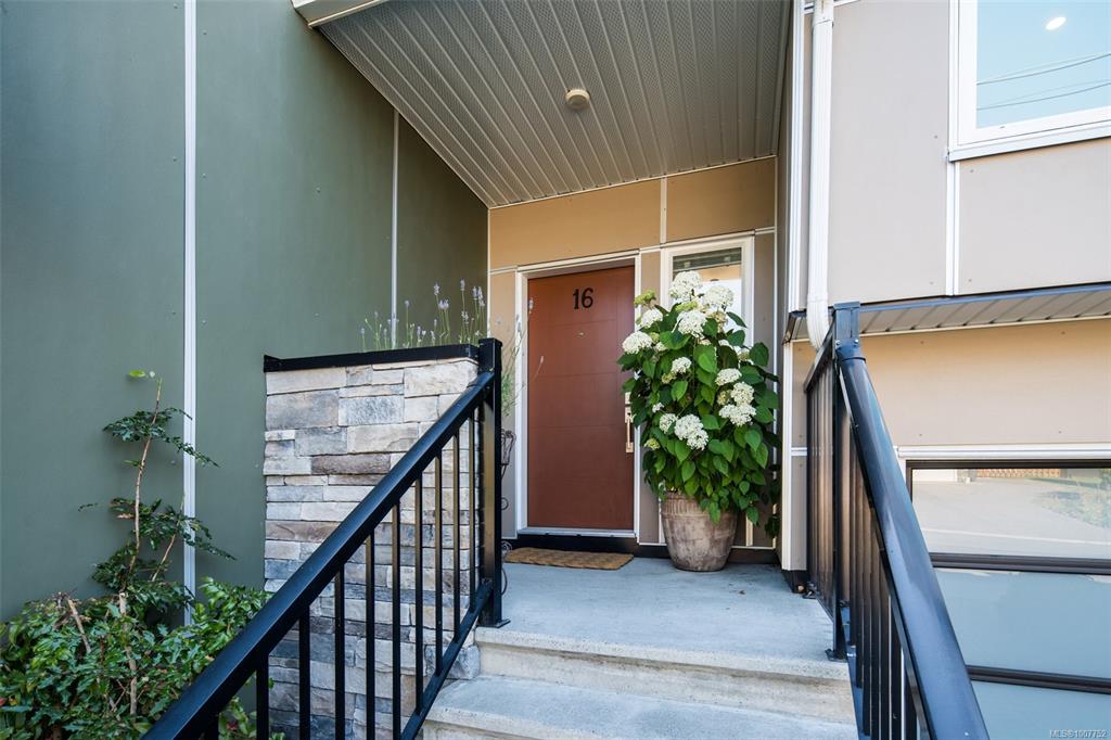 Fifth View of 4355 Viewmont Ave, The Reeve, Saanich, BC, V8Z 5K8