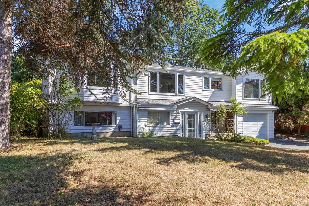 Third View of 1748 Llandaff Pl, Saanich, BC, V8N 4V1