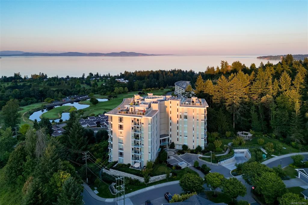 Third View of 5388 Hill Rise Terr, Saanich, BC, V8Y 3K2