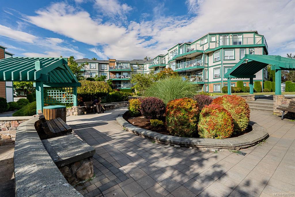 Third View of 899 Darwin Ave, Saanich, BC, V8X 2X7