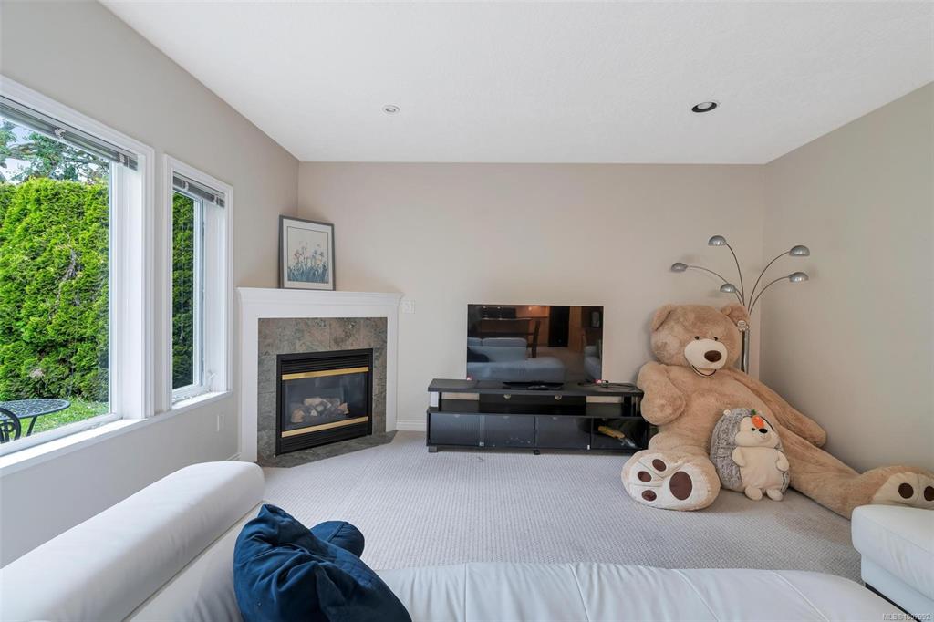 Fourth View of 4248 Oakview Close, Saanich, BC, V8N 6M8