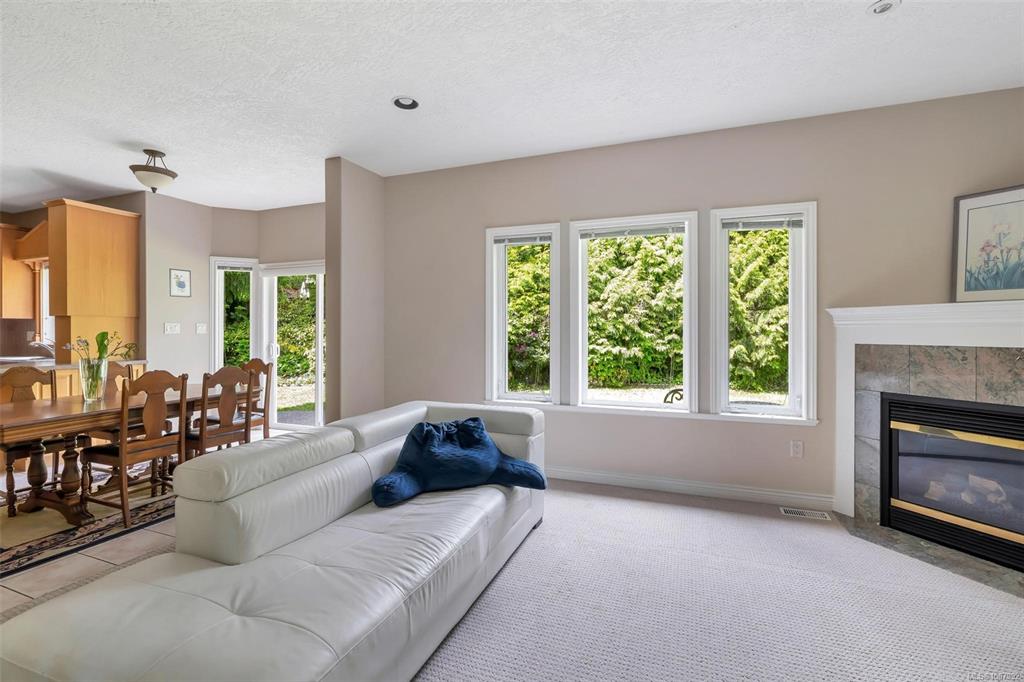 Fifth View of 4248 Oakview Close, Saanich, BC, V8N 6M8