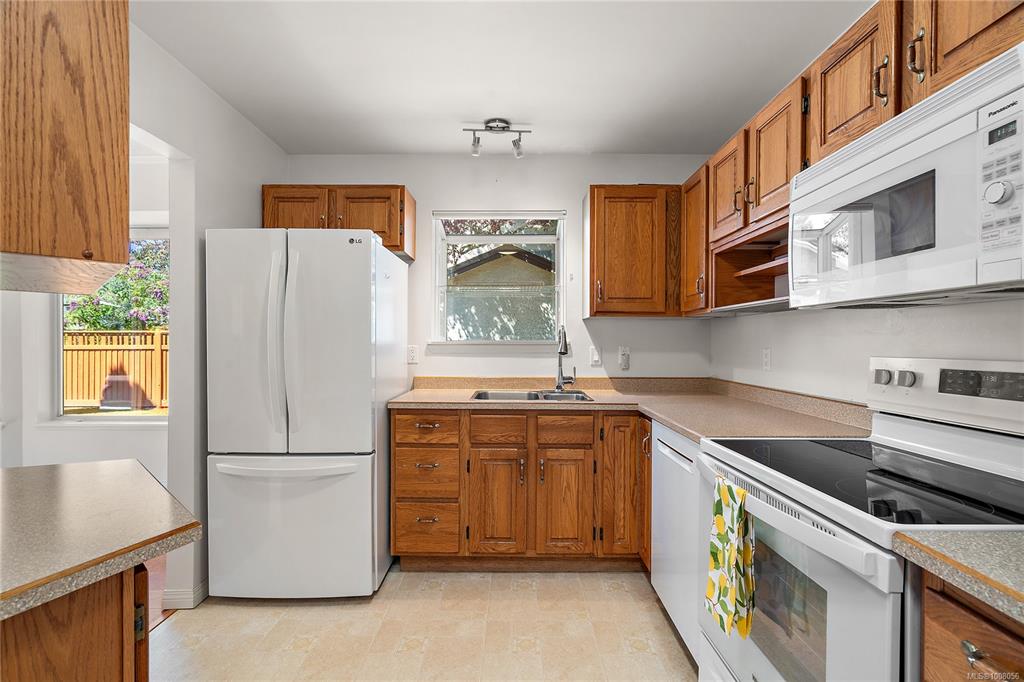 Fourth View of 2070 Amelia Ave, Sidney, BC, V8L 4X6