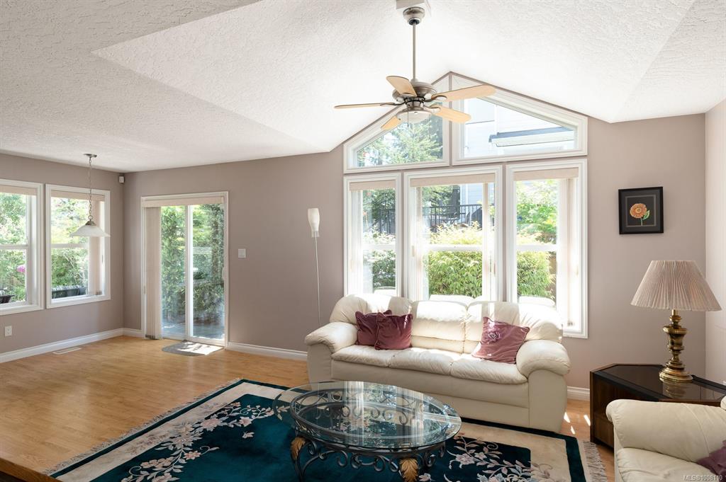 Fourth View of 707 Greenlea Dr, Saanich, BC, V8Z 3E7