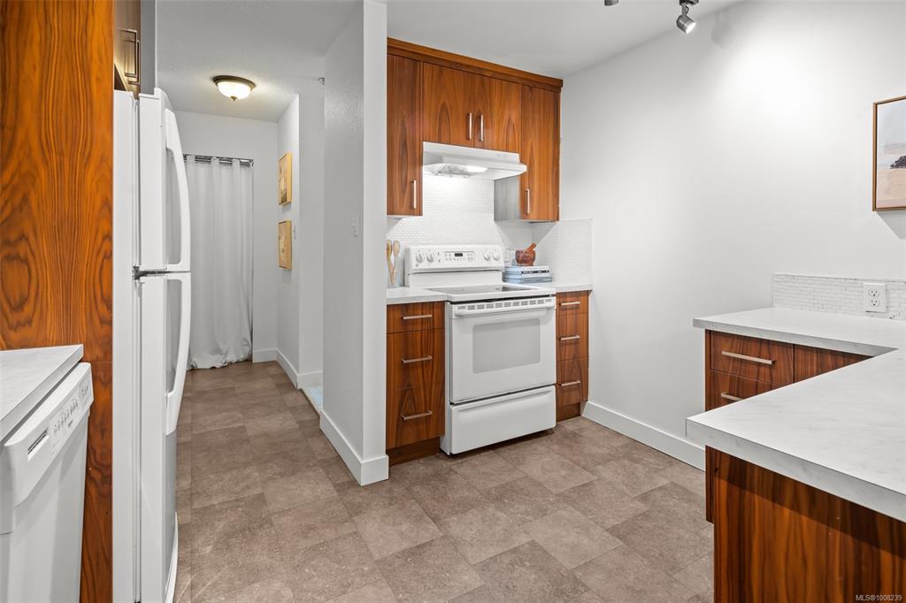 Third View of 3252 Glasgow Ave, Saanich, BC, V8X 1M2