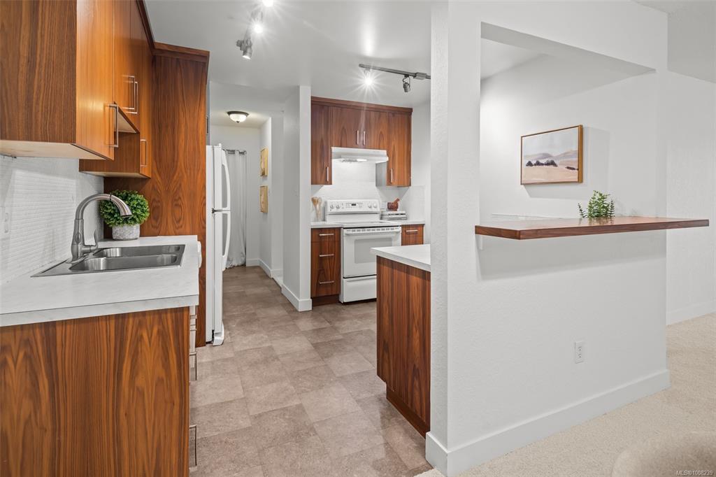 Fourth View of 3252 Glasgow Ave, Saanich, BC, V8X 1M2