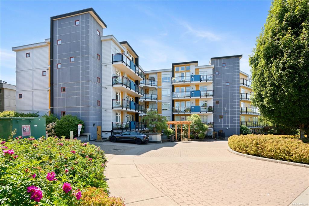 935 Cloverdale Ave, 1008294, BC,
