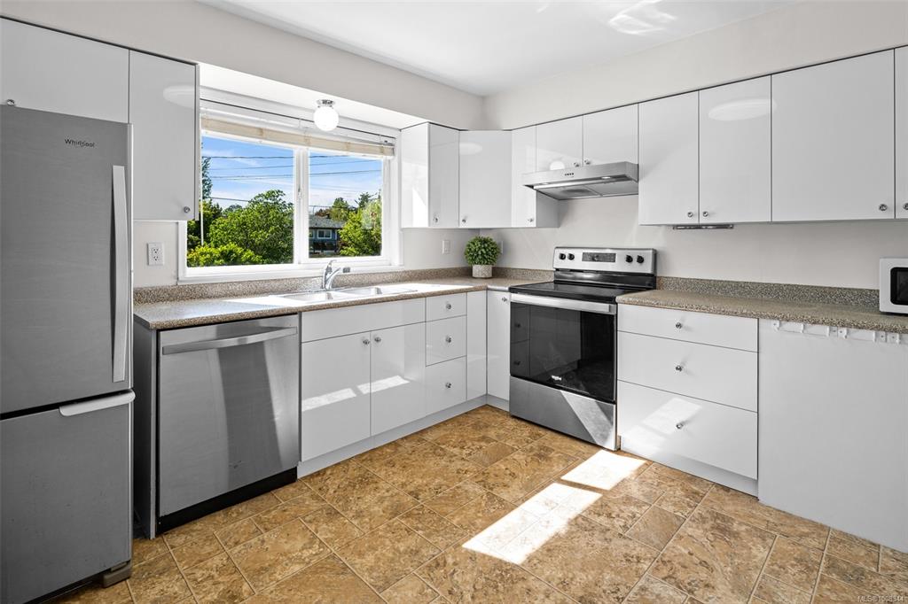 Fourth View of 3980 Oakwood St, Saanich, BC, V8N 3N1