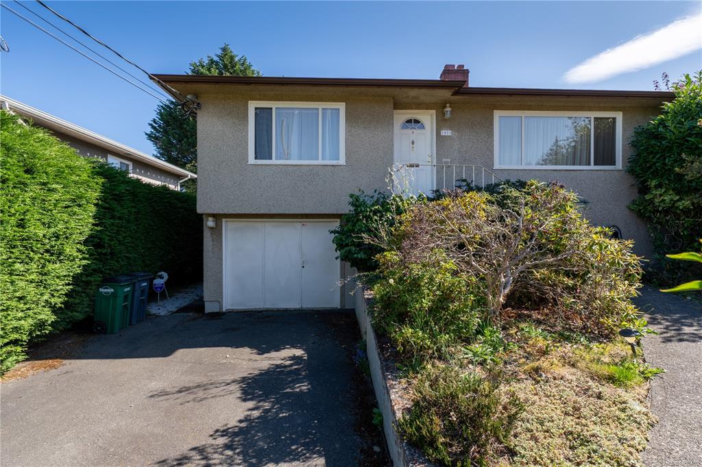 Third View of 1971 Carnarvon St, Saanich, BC, V8R 2T9