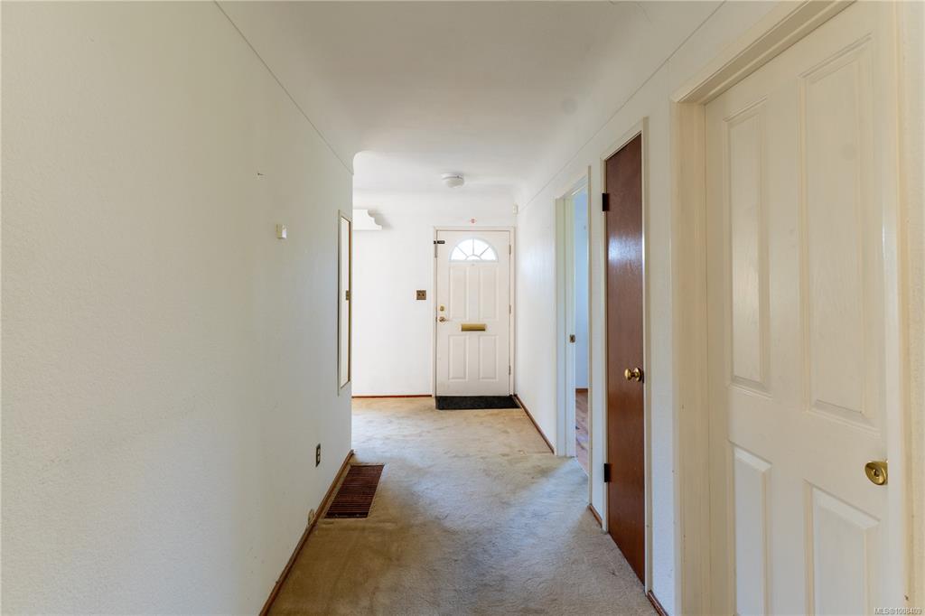 Fourth View of 1971 Carnarvon St, Saanich, BC, V8R 2T9