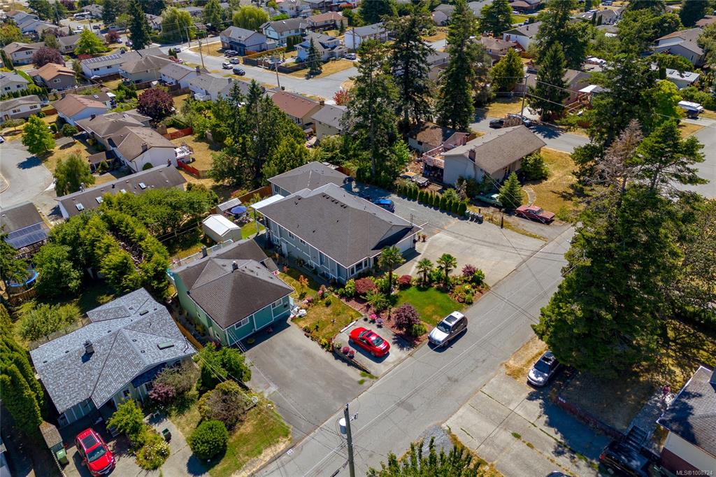 Third View of 555 Leaside Ave, Saanich, BC, V8Z 2K9