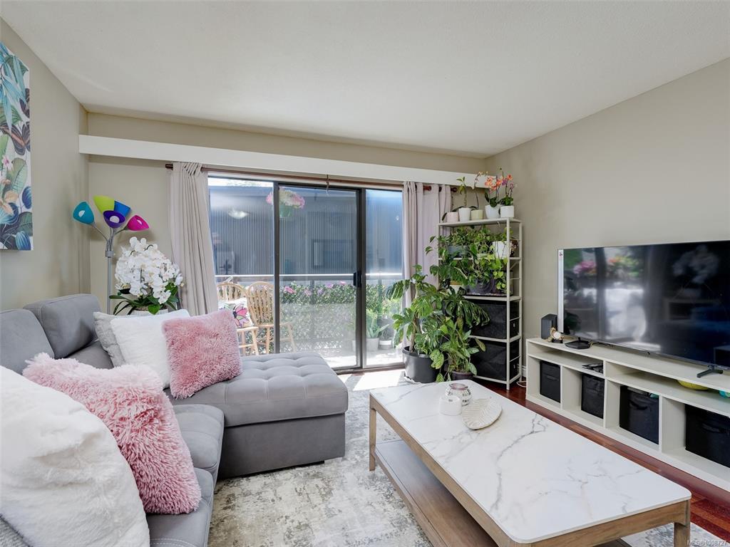 Fourth View of 2747 Quadra St, Westhampton Gardens, Victoria, BC, V8T 4E5