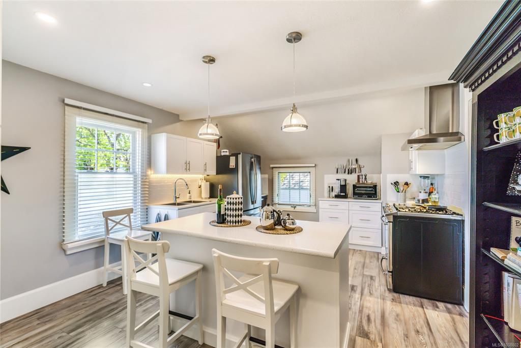 Fifth View of 193 Memorial Ave, Parksville, BC, V9P 1K7