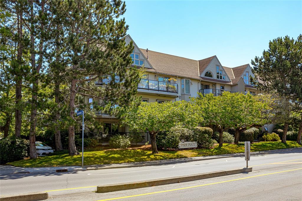 Second View of 2211 Shelbourne St, Victoria, BC, V8R 4K9