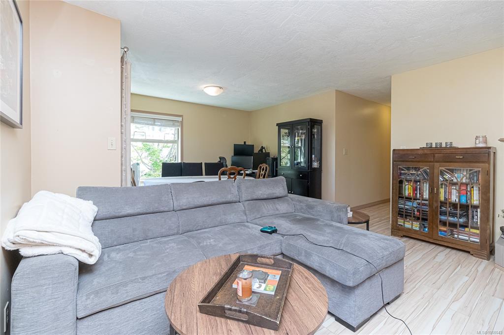 Fifth View of 2211 Shelbourne St, Victoria, BC, V8R 4K9