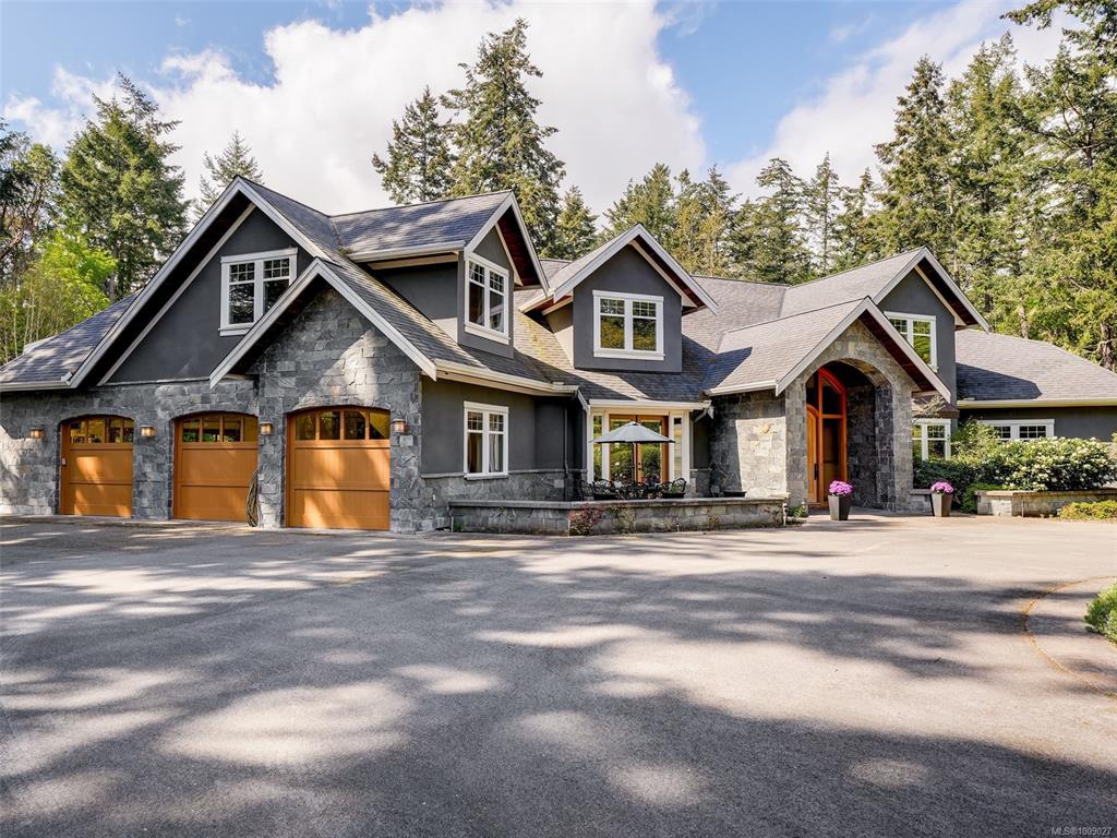 Third View of 2615 Queenswood Dr, Saanich, BC, V8N 1X6