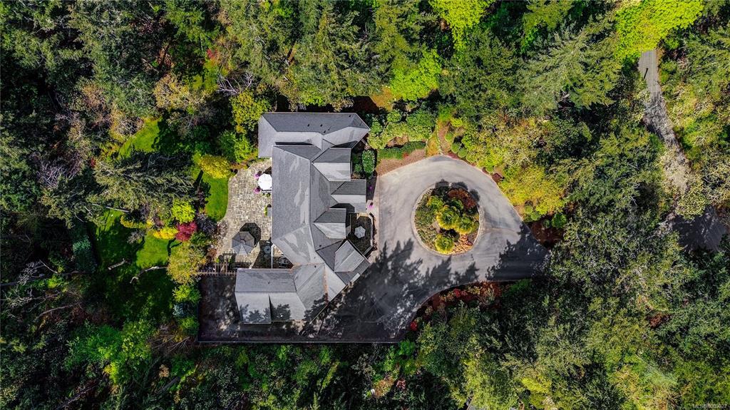 Fifth View of 2615 Queenswood Dr, Saanich, BC, V8N 1X6