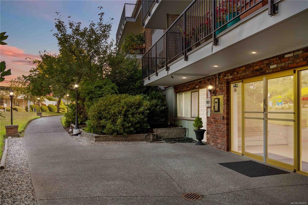 Third View of 1680 Poplar Ave, Saanich, BC, V8P 4K7