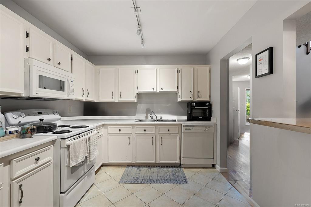 Fourth View of 961 Shearwater St, Esquimalt, BC, V9A 4V3