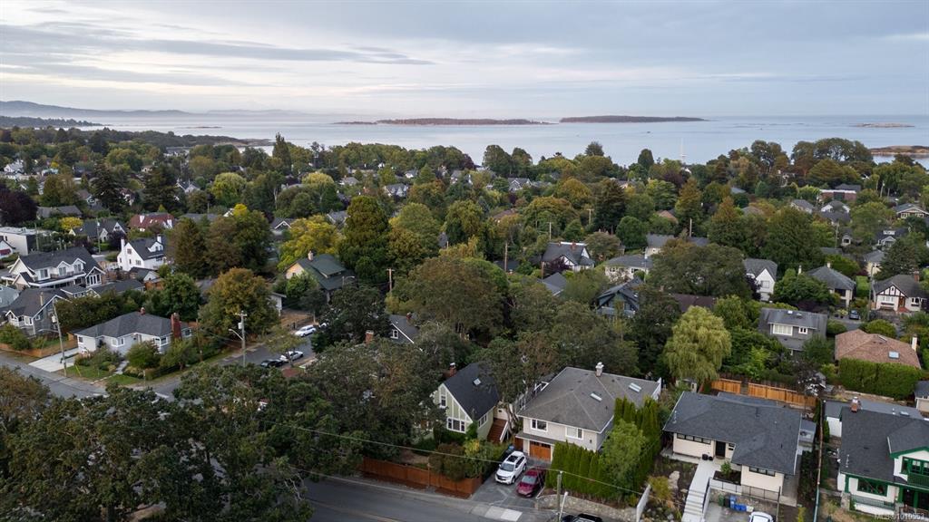 Fifth View of 1959 Hampshire Rd, Oak Bay, BC, V8R 5T9
