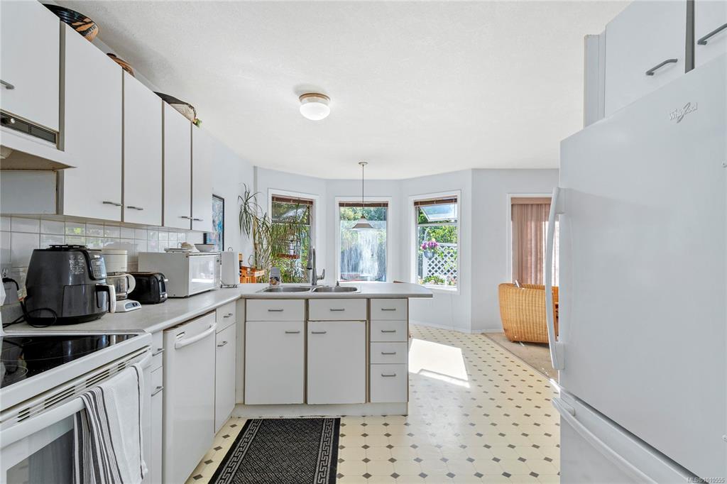Fourth View of 1062 Springbok Rd, Campbell River, BC, V9W 7K7