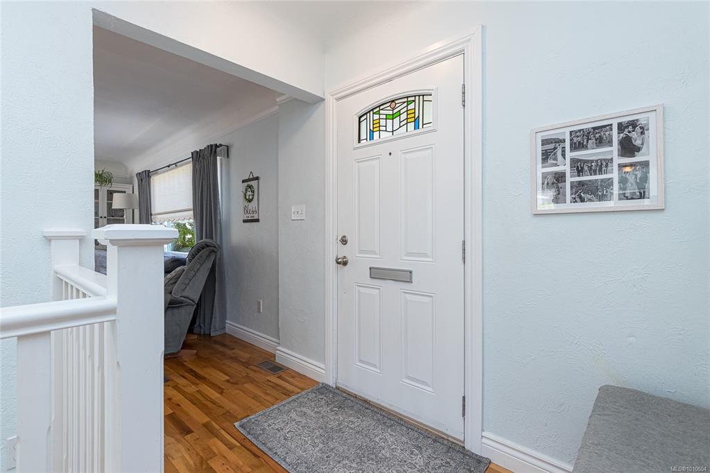 Third View of 553 Broadway St, Saanich, BC, V8Z 2G3