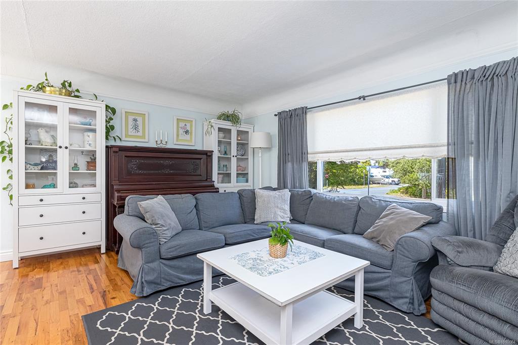 Fifth View of 553 Broadway St, Saanich, BC, V8Z 2G3