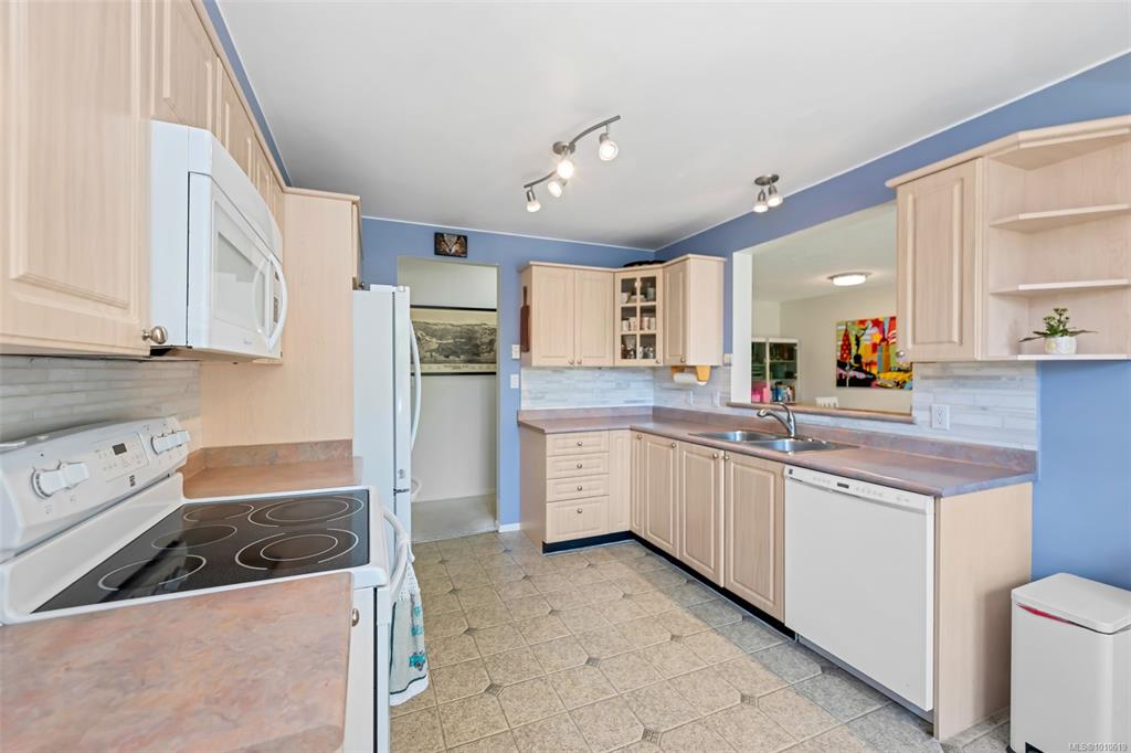Fourth View of 1240 Verdier Ave, BRENTWOOD LANE, Central Saanich, BC, V8M 2G9