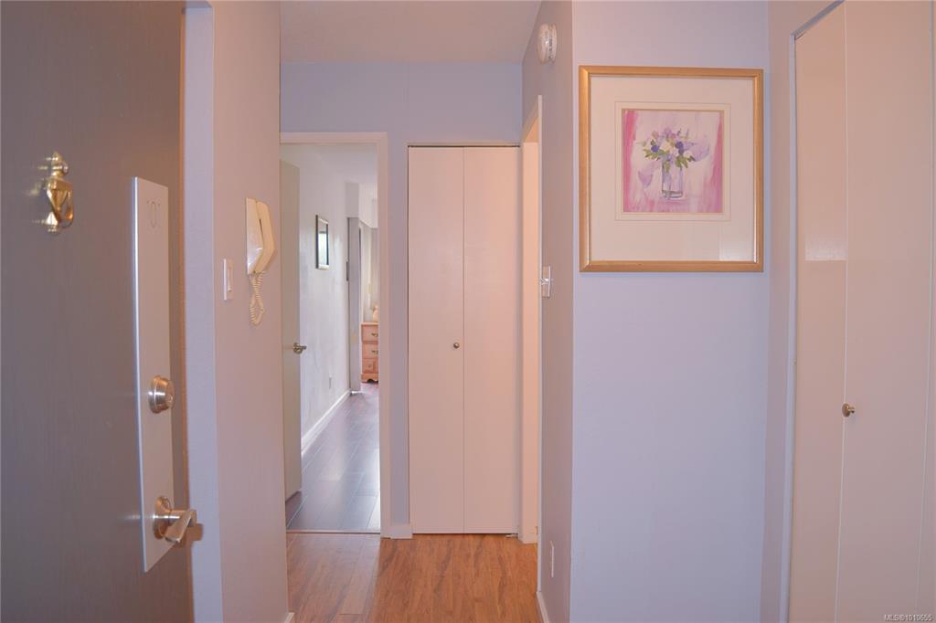 Fifth View of 1870 Mckenzie Ave, Saanich, BC, V8N 4X3