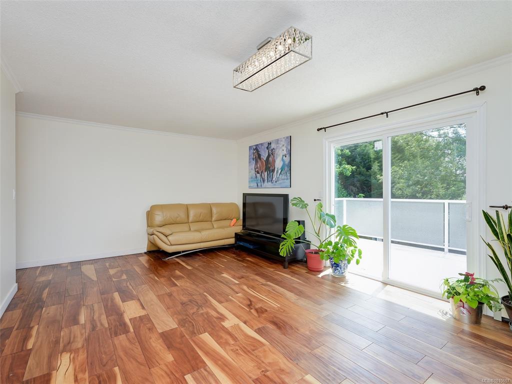 Fourth View of 948 Mckenzie Ave, Saanich, BC, V8X 3G5