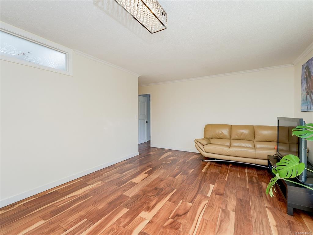 Fifth View of 948 Mckenzie Ave, Saanich, BC, V8X 3G5