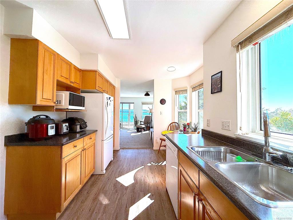 Third View of 1216 Island Hwy, Chartwell Place, Campbell River, BC, V9W 1B5
