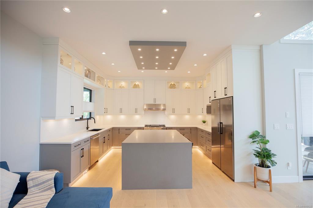 Third View of 850 Snowdrop Ave, Saanich, BC, V8Z 2N4