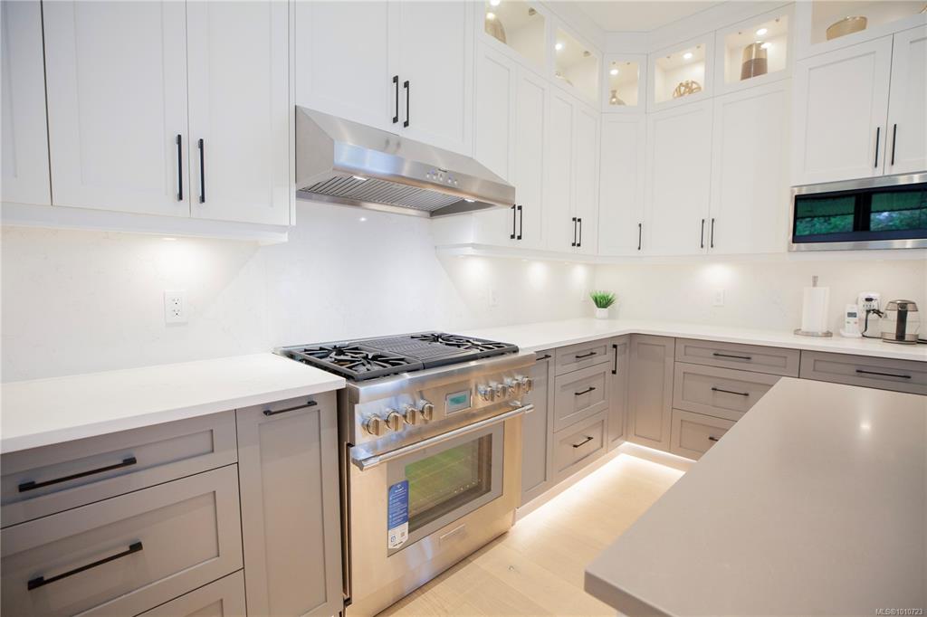 Fifth View of 850 Snowdrop Ave, Saanich, BC, V8Z 2N4