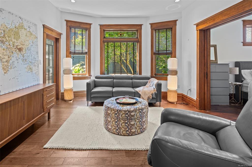 Fifth View of 615 Harbinger Ave, Victoria, BC, V8V 4H9