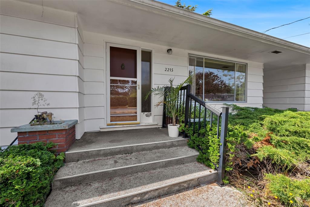 Third View of 2215 Edgelow St, Saanich, BC, V8N 1R6