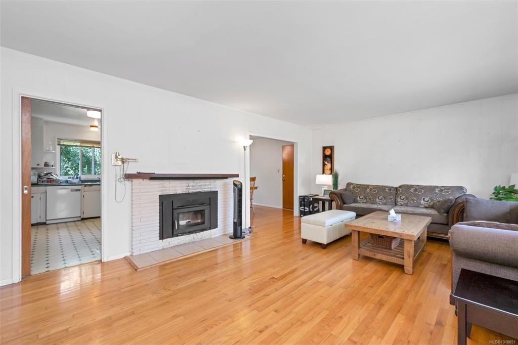 Fifth View of 2215 Edgelow St, Saanich, BC, V8N 1R6