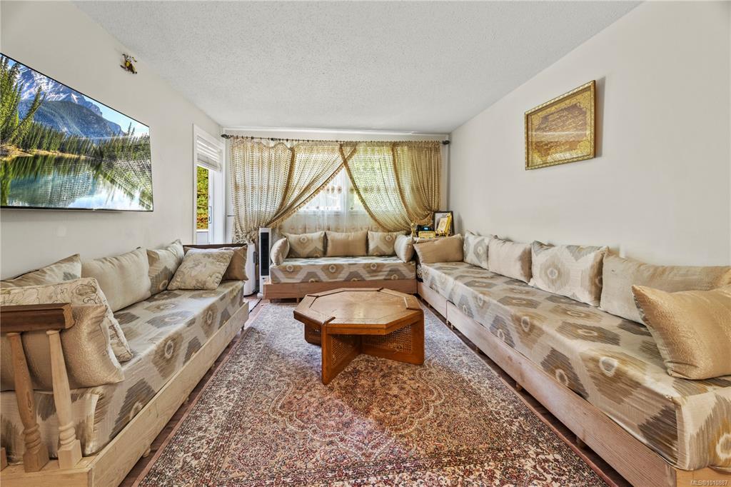 Fourth View of 3258 Alder St, Saanich, BC, V8X 1P2