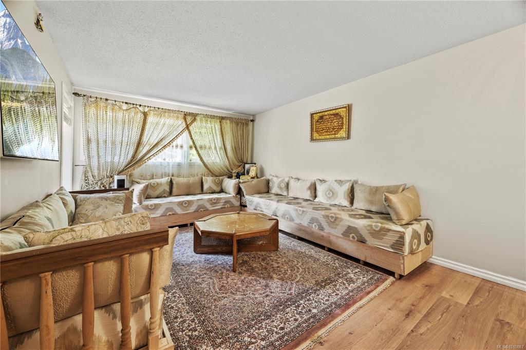 Fifth View of 3258 Alder St, Saanich, BC, V8X 1P2