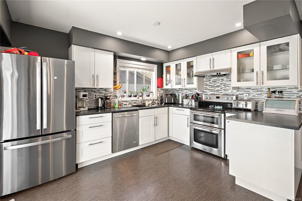 Fifth View of 2015 Linda Pl, Sidney, BC, V8L 2N4