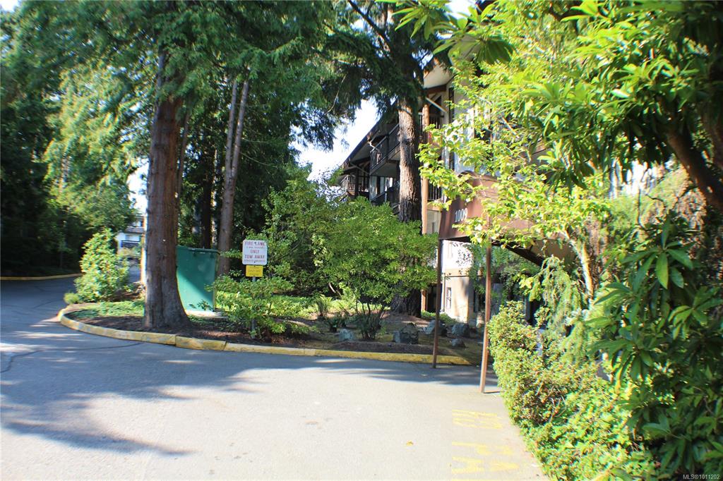 Fourth View of 1009 Mckenzie Ave, Saanich, BC, V8X 4B1