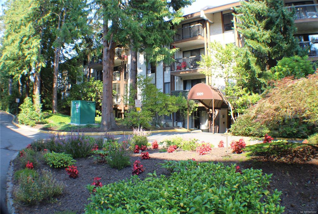 Fifth View of 1009 Mckenzie Ave, Saanich, BC, V8X 4B1