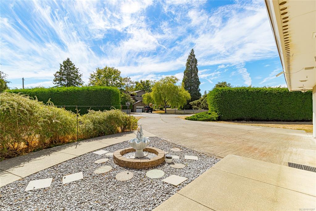 Fifth View of 2560 Dorset Rd, Oak Bay, BC, V8R 3M7