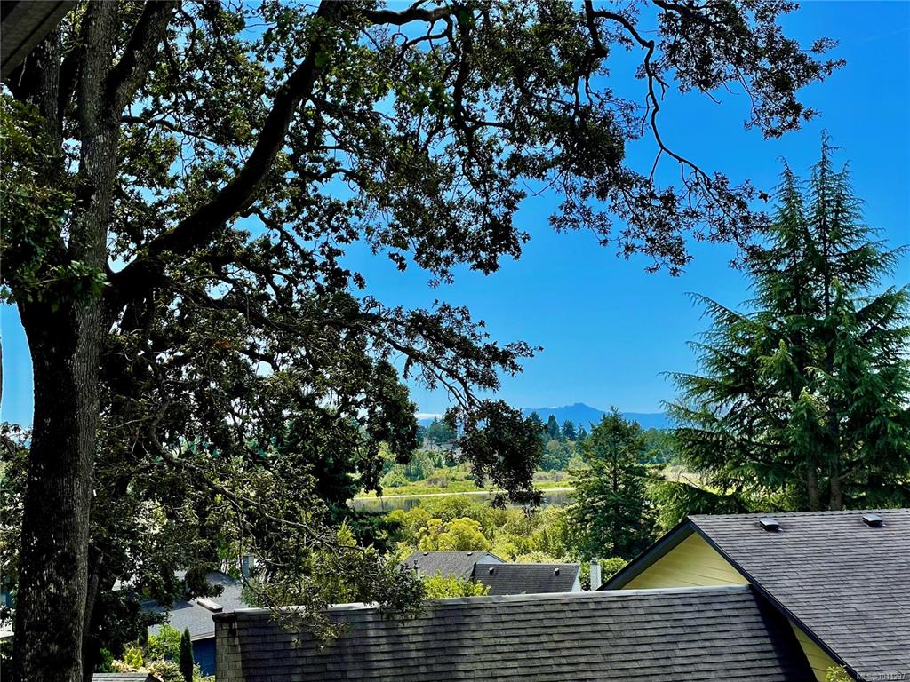 Third View of 3981 Nelthorpe St, Lakeview Place, Saanich, BC, V8X 3Z2