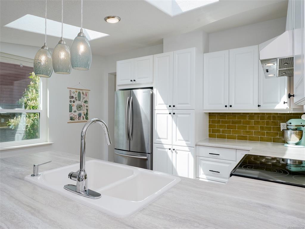 Fifth View of 2551 Prior St, Victoria, BC, V8T 3X5