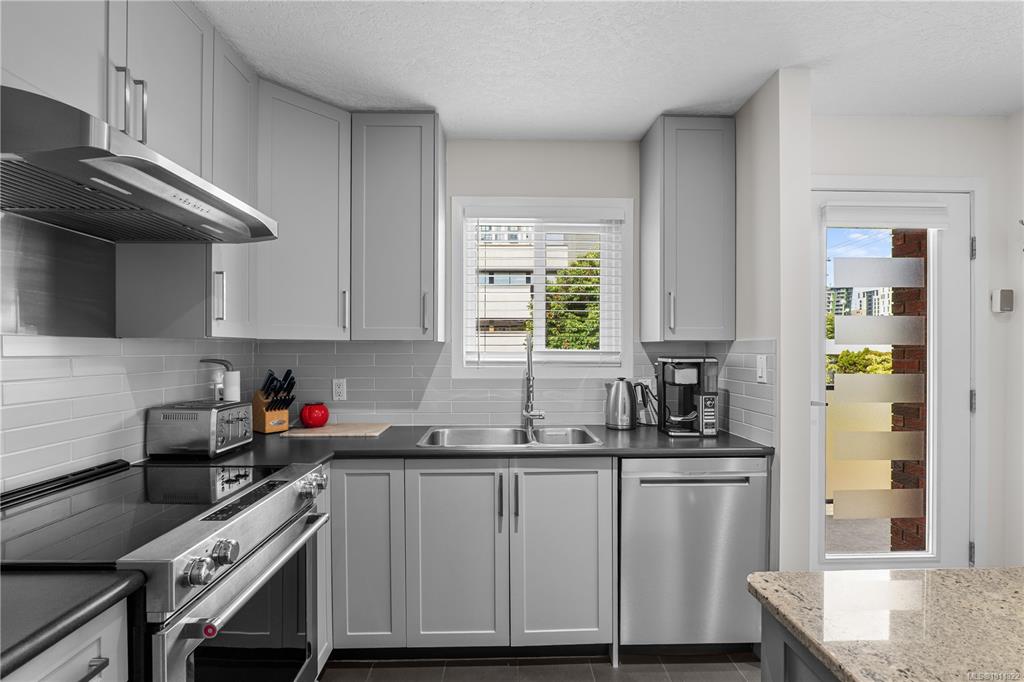Fifth View of 1119 View St, Victoria, BC, V8V 3L9