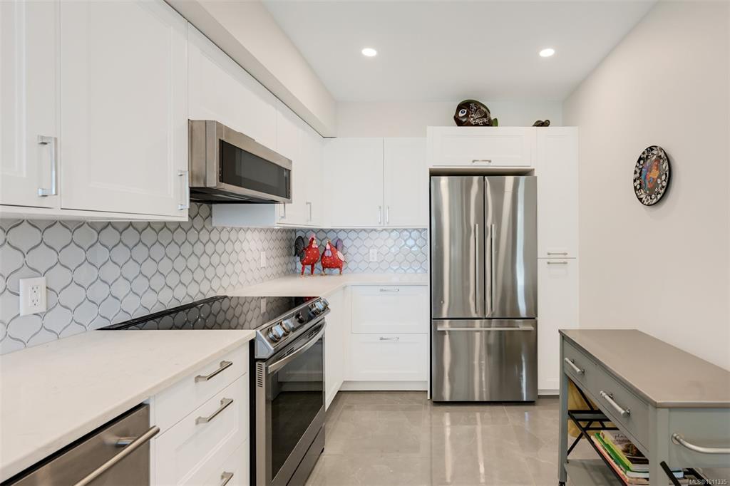 Fifth View of 210 Russell St, Rainbow Estates, Victoria, BC, V9A 3X2