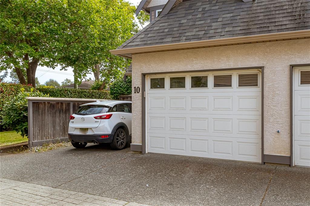 Fifth View of 2828 Shelbourne St, Victoria, BC, V8R 4M4
