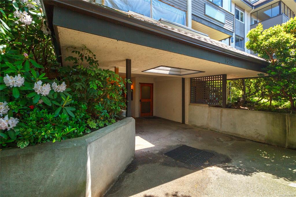 Fourth View of 1619 Morrison St, Victoria, BC, V8R 6R8