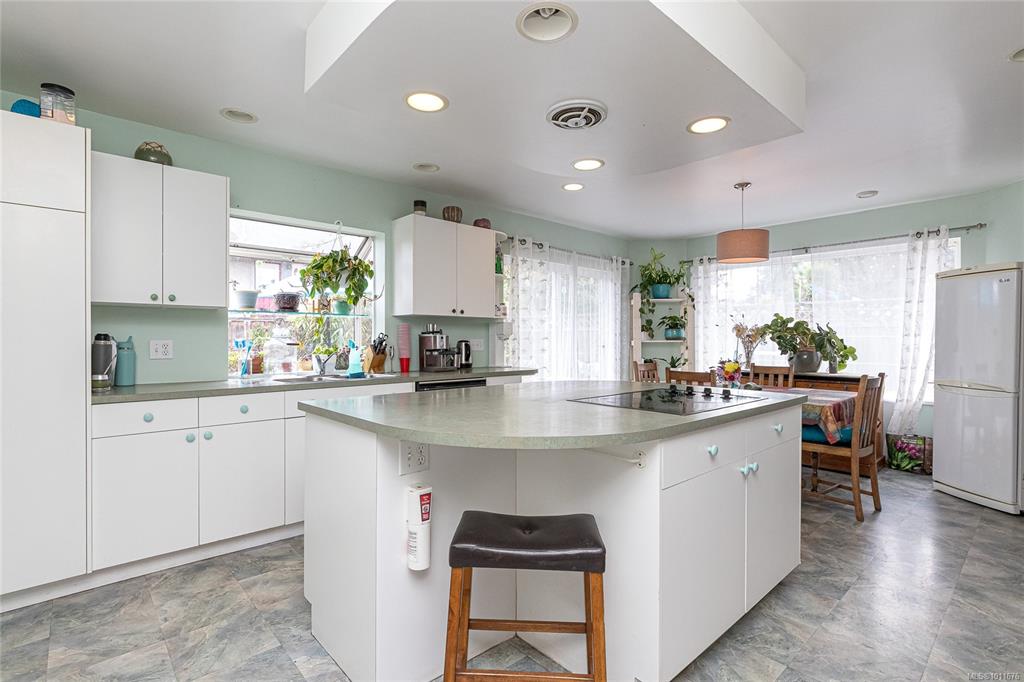 Fourth View of 1581 Denman St, Victoria, BC, V8R 1X8